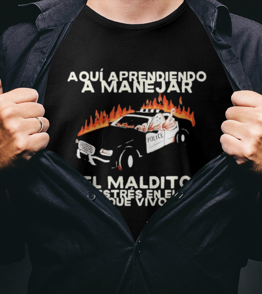 Aquí Aprendiendo A Manejar El Maldito Estrés En El Que Vivo Policía Coche En Llamas T-Shirt