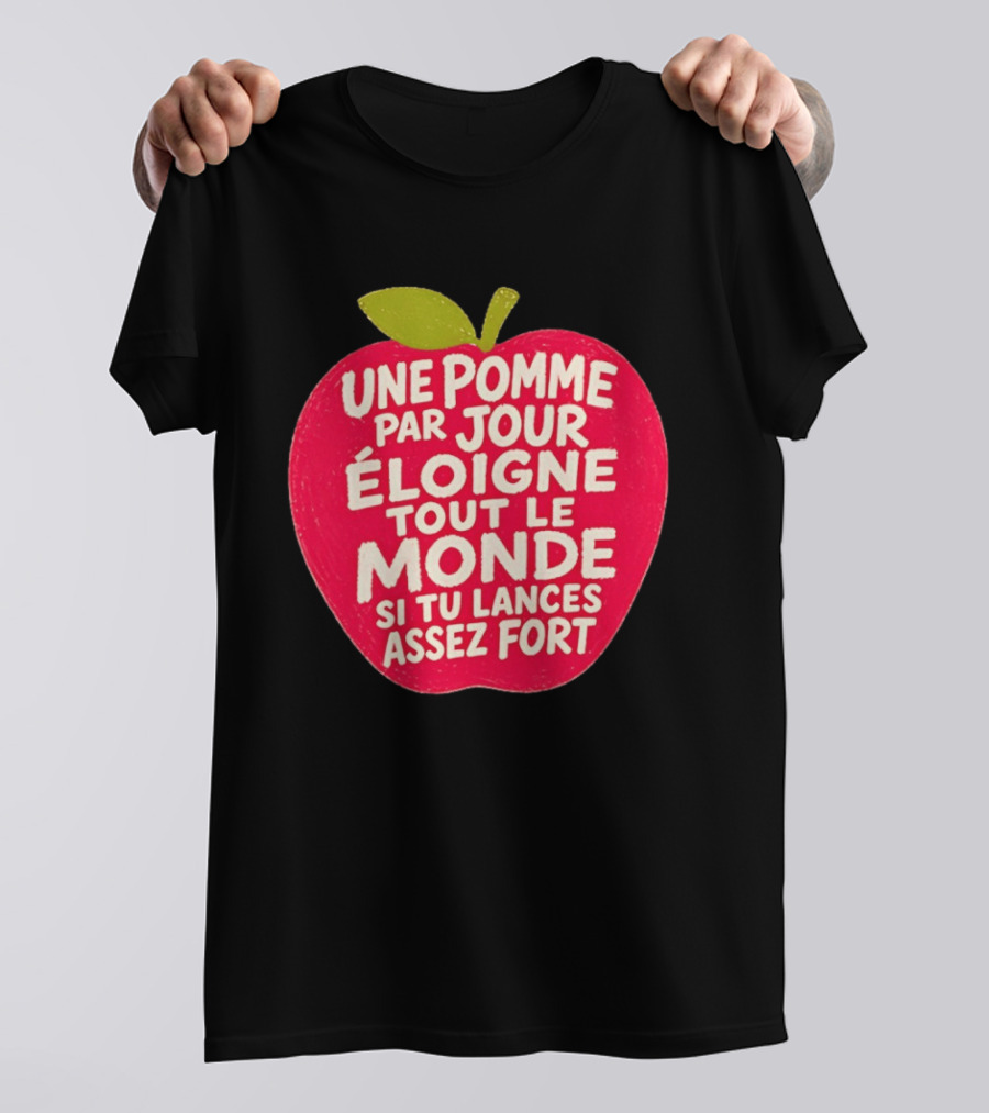 Une Pomme Par Jour Éloigne Tout Le Monde Si Tu Lances Assez Fort Humor Phrase T-Shirt