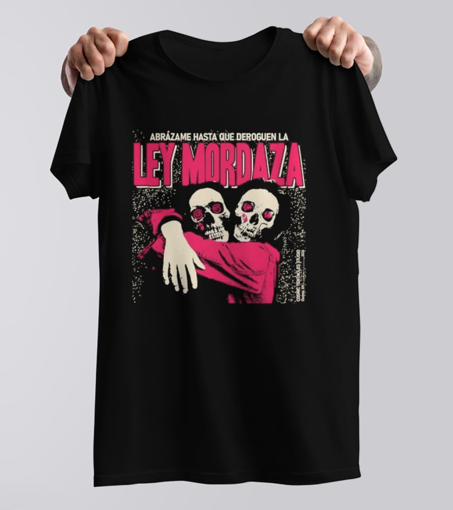 Abrazame Hasta Que Deroguen La Ley Mordaza T-Shirt