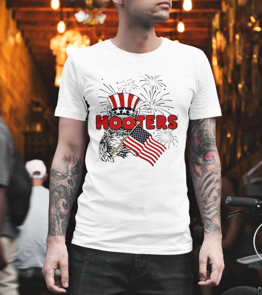 Hooters Uncle Sam Owl USA Flag Fireworks Celebration T-Shirt