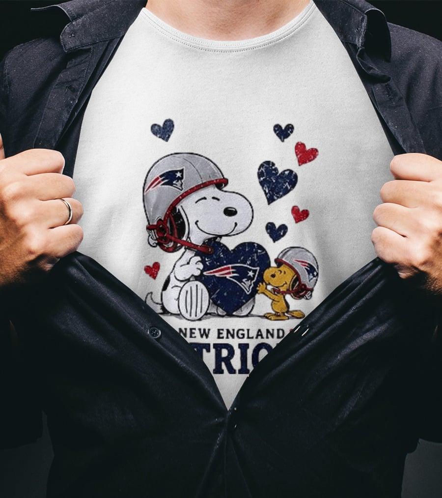 New England Patriots Peanuts Snoopy Woodstock Heart Helmets T-Shirt