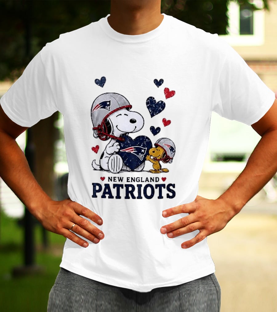 New England Patriots Peanuts Snoopy Woodstock Heart Helmets T-Shirt