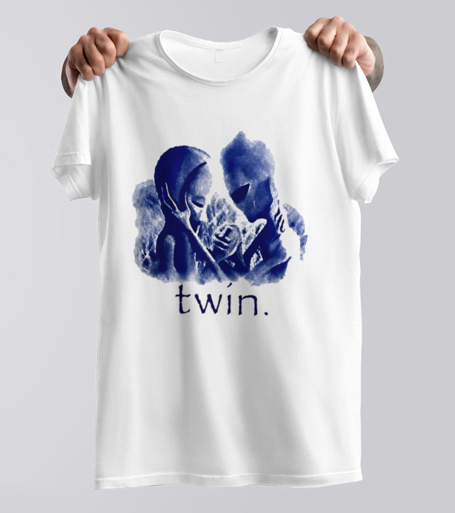 Twin Alien Extraterrestrial Sci Fi Embrace T-Shirt