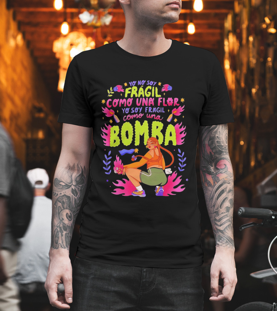 Yo No Soy Frágil Como Una Flor Yo Soy Frágil Como Una Bomba Mujer Con Fuego Y Explosiones T-Shirt