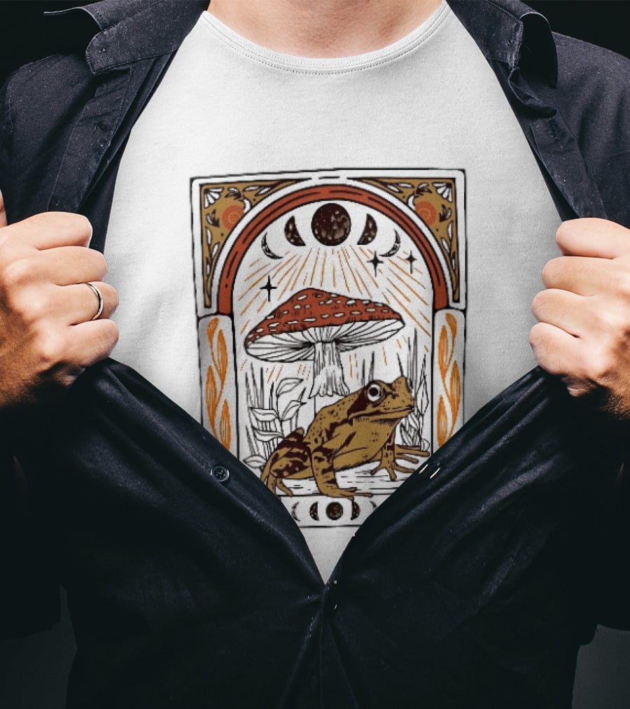Toad With Amanita Mushroom And Celestial Moon Phases Tarot Aesthetic T-Shirt