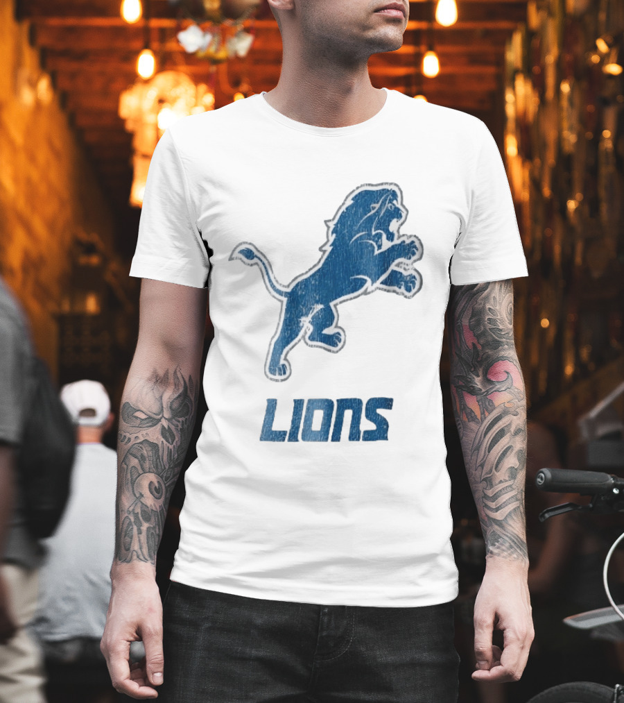 Detroit Lions Distressed Blue Leaping Lion Vintage Team Spirit T-Shirt