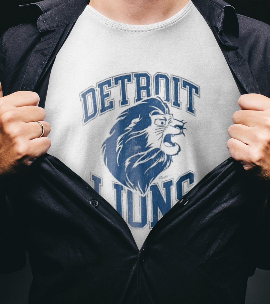 Detroit Lions Distressed Roaring Lion Head Varsity T-Shirt