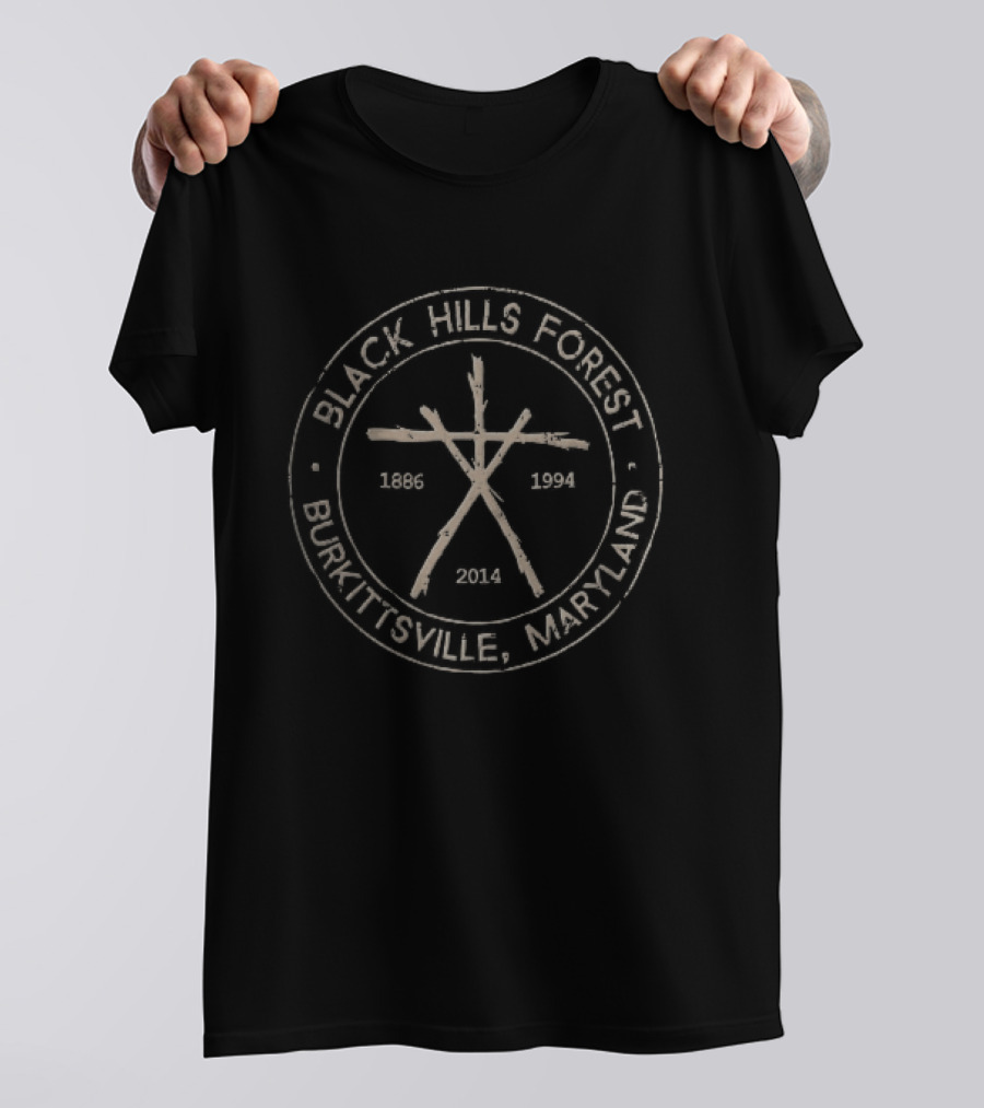 Black Hills Forest Burkittsville Maryland 1886 1994 2014 Twig Stick Distressed Circular Seal T-Shirt