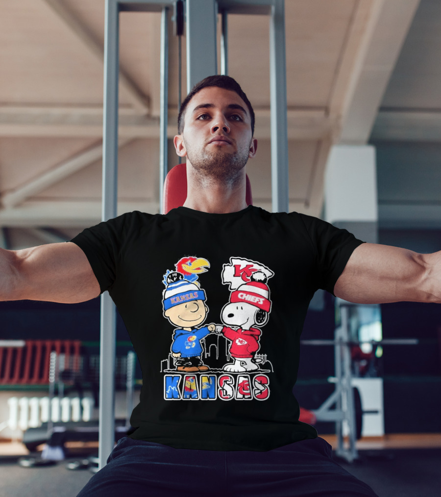 Kansas Jayhawks Kansas City Chiefs Peanuts Christmas 2025 Snoopy And Woodstock Fist Bump T-Shirt