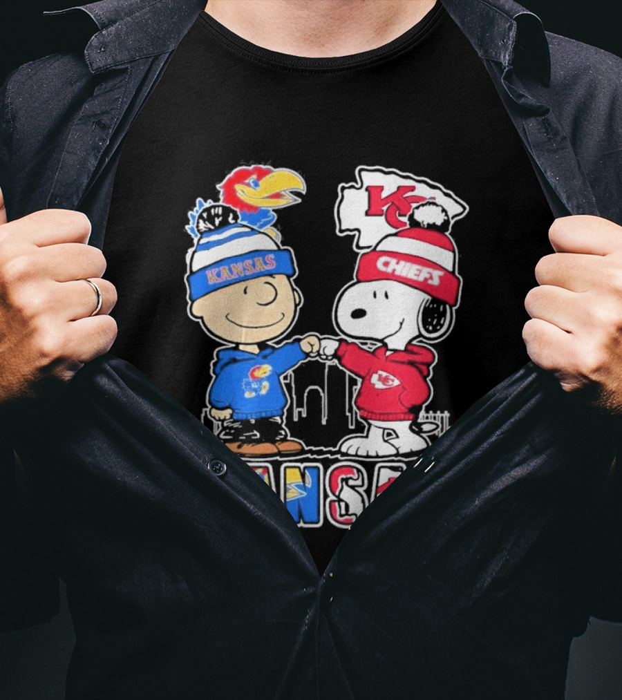Kansas Jayhawks Kansas City Chiefs Peanuts Christmas 2025 Snoopy And Woodstock Fist Bump T-Shirt