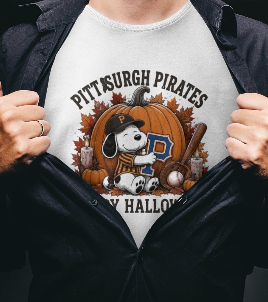 Pittsburgh Pirates Halloween Snoopy Hugging P With Pumpkin And Candles T-Shirt