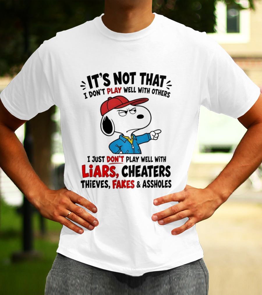 Snoopy It's Not That I Don't Play Well With Others I Just Don't Play Well With Liars Cheaters Thieves Fakes T-Shirt