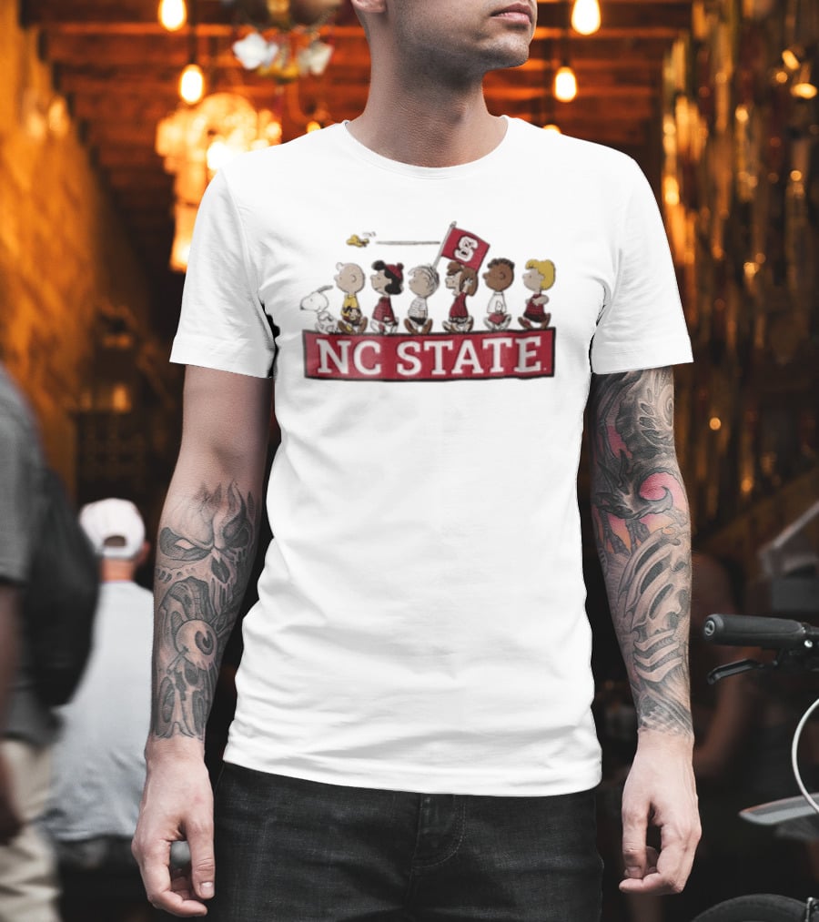NC State University Peanuts Characters Walking With Flag 2006 Snoopy Woodstock Charlie Brown Lucy Linus Peppermint Patty Franklin T-Shirt