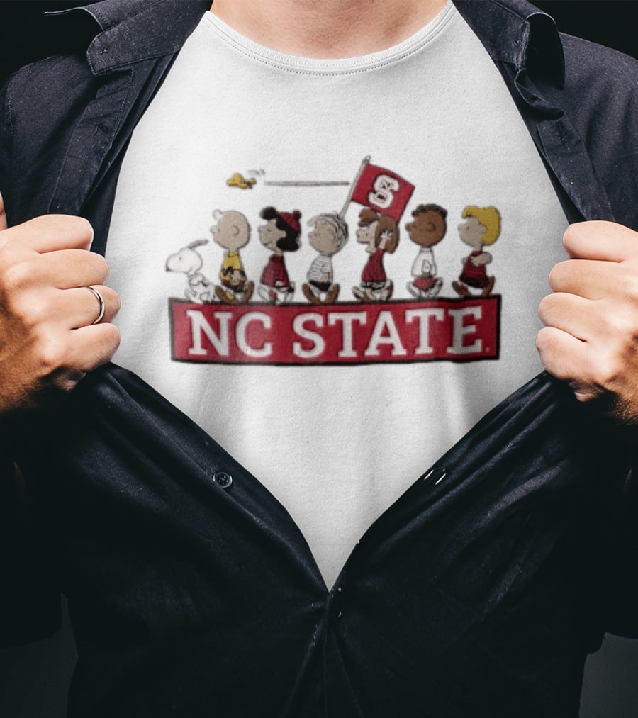 NC State University Peanuts Characters Walking With Flag 2006 Snoopy Woodstock Charlie Brown Lucy Linus Peppermint Patty Franklin T-Shirt