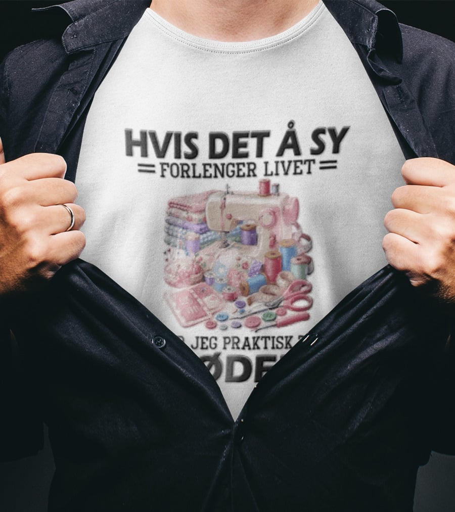 Hvis Det A Sy Forlenger Livet Sa Er Jeg Praktisk Talt Udodelig Symaskin Sytilbehør T-Shirt