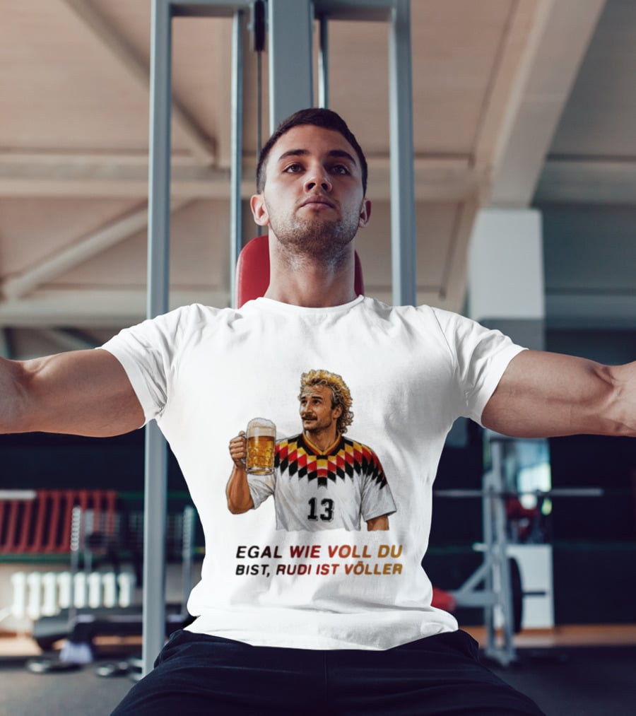 EGAL WIE VOLL DU BIST RUDI IST VÖLLER 13 Fußball Legende Mit Bierkrug T-Shirt