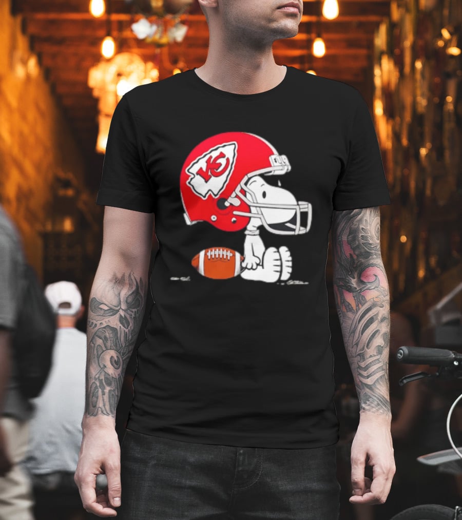 Snoopy Kansas City Chiefs Helmet Football T-Shirt