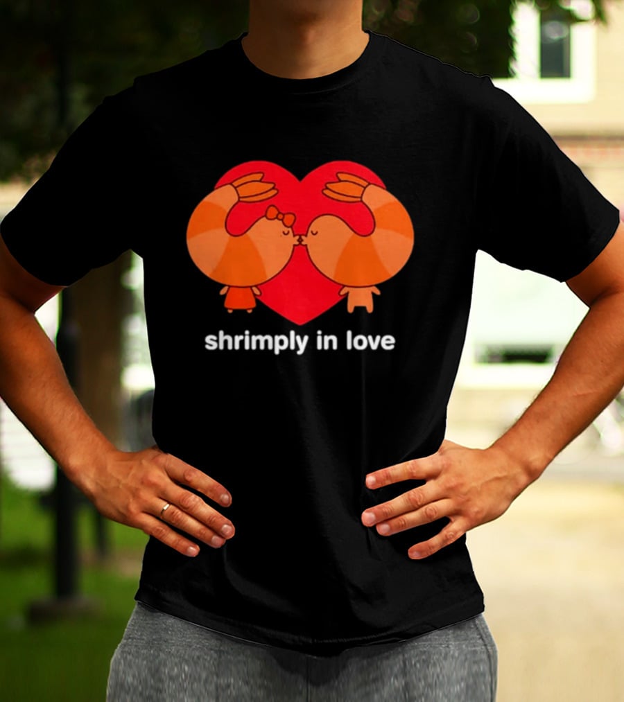 Shrimply In Love Cute Couple Valentine's Pun With Heart And Kissing Shrimps T-Shirt