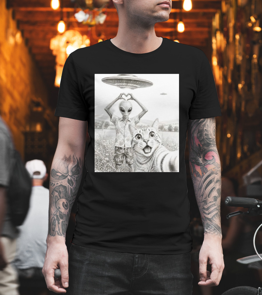 Alien And Cat Selfie UFO Extraterrestrial Meadow Scene T-Shirt