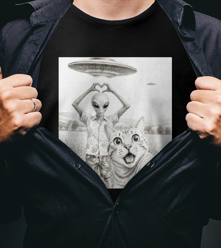 Alien And Cat Selfie UFO Extraterrestrial Meadow Scene T-Shirt