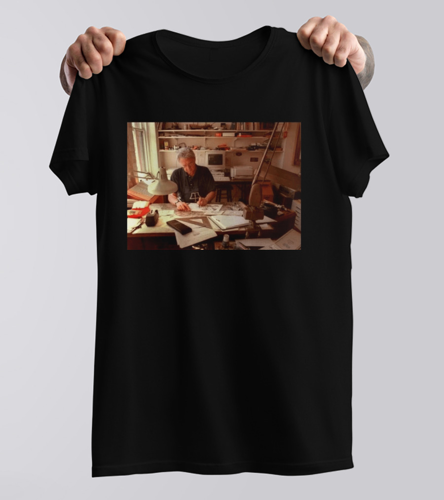 Pat Oliphant Cartoonist In Studio Drawing And Sketching T-Shirt