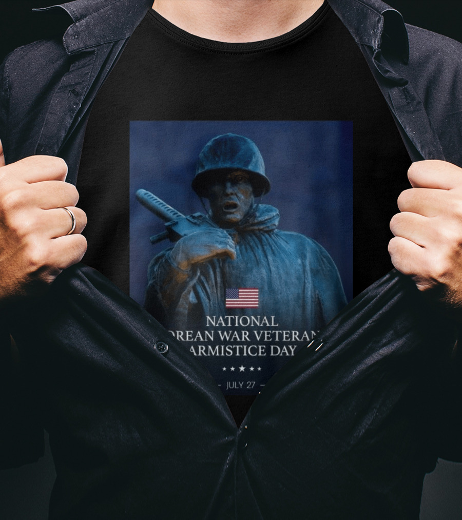 National Korean War Veterans Armistice Day July 27 Soldier Statue Display With American Flag T-Shirt