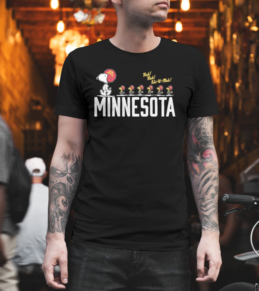 Peanuts Snoopy Minnesota Golden Gophers Ski U Mah Football Team T-Shirt