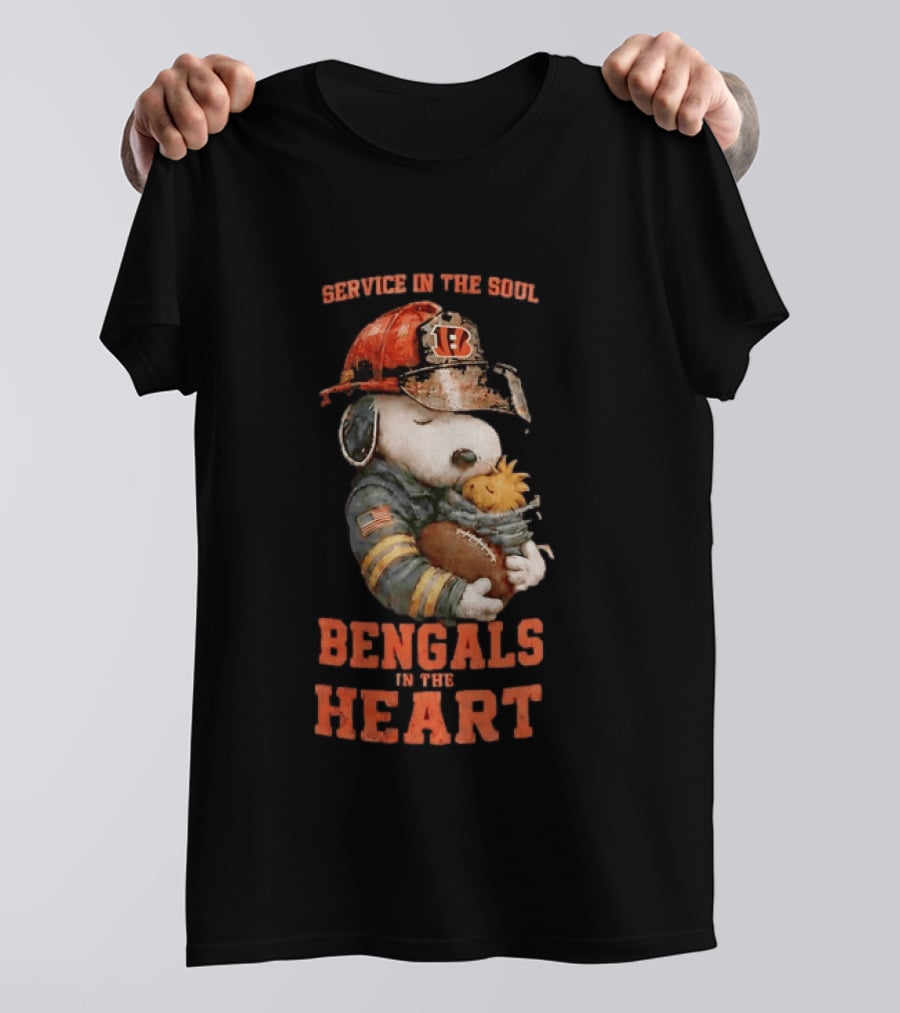 Service In The Soul Bengals In The Heart Snoopy Cincinnati Bengals Firefighter Hugging Woodstock T-Shirt