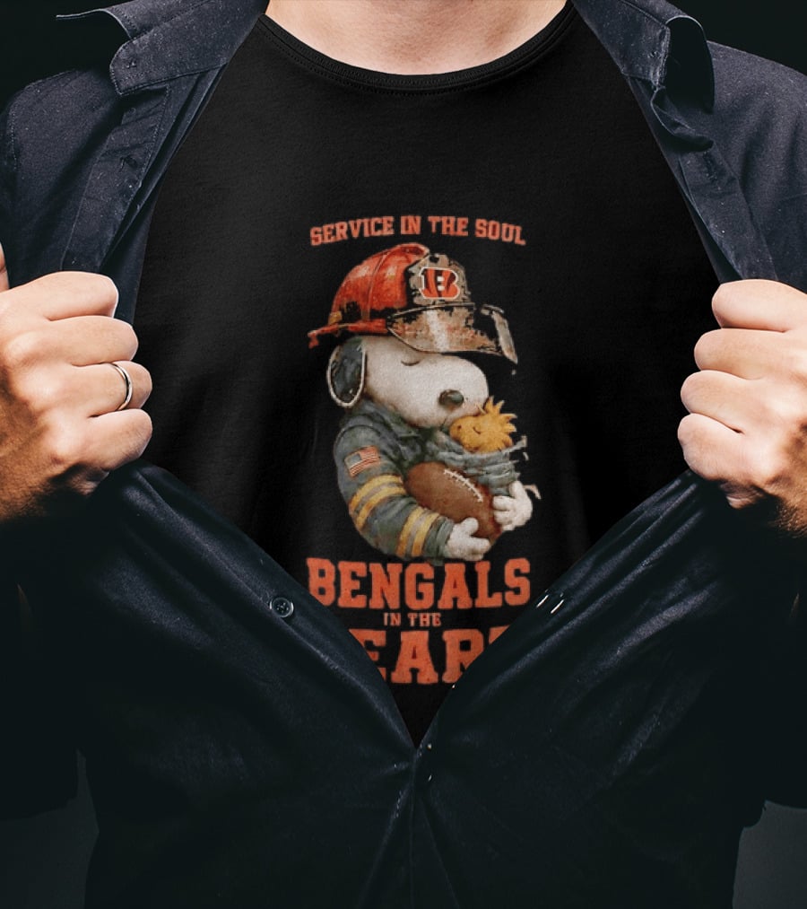 Service In The Soul Bengals In The Heart Snoopy Cincinnati Bengals Firefighter Hugging Woodstock T-Shirt