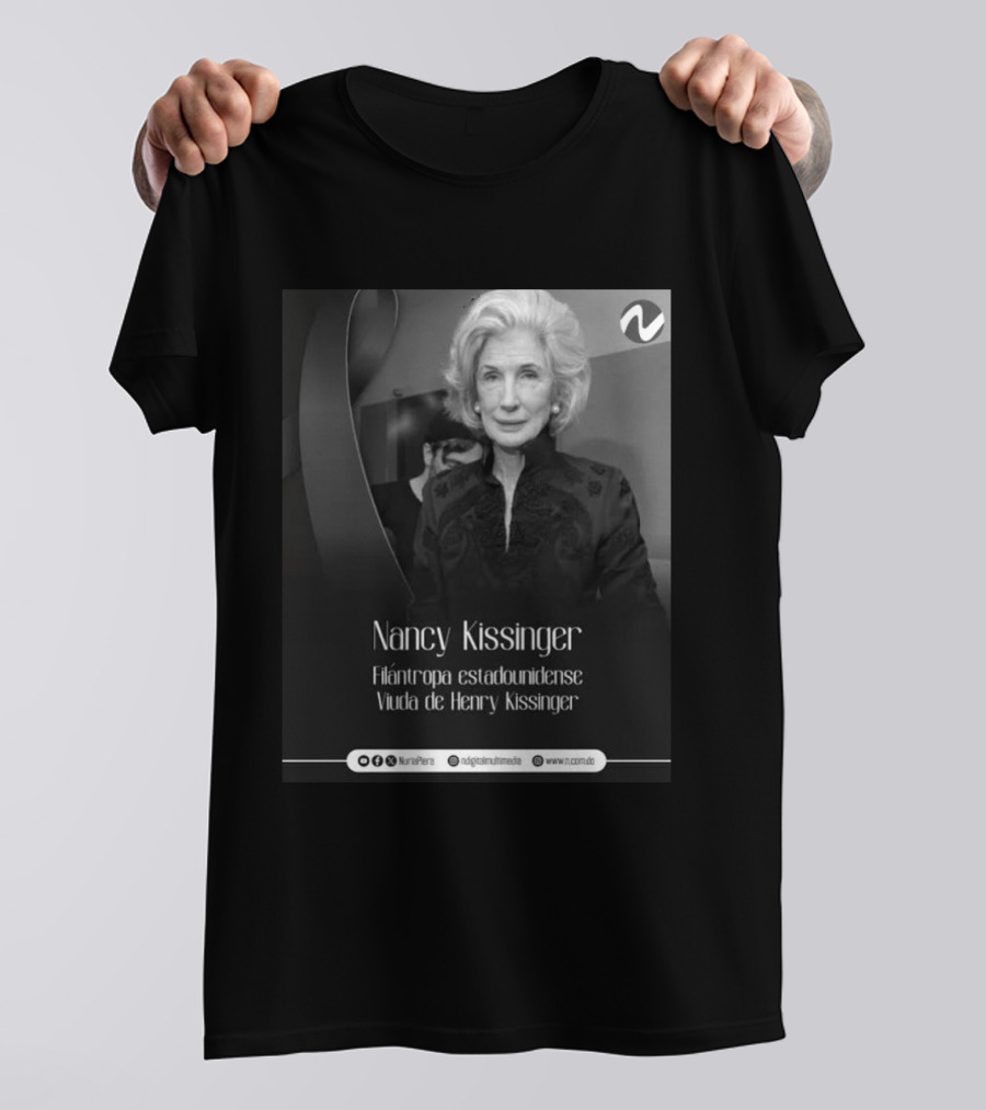 Nancy Kissinger Filántropa Estadounidense Viuda De Henry Kissinger Nuria Piera T-Shirt