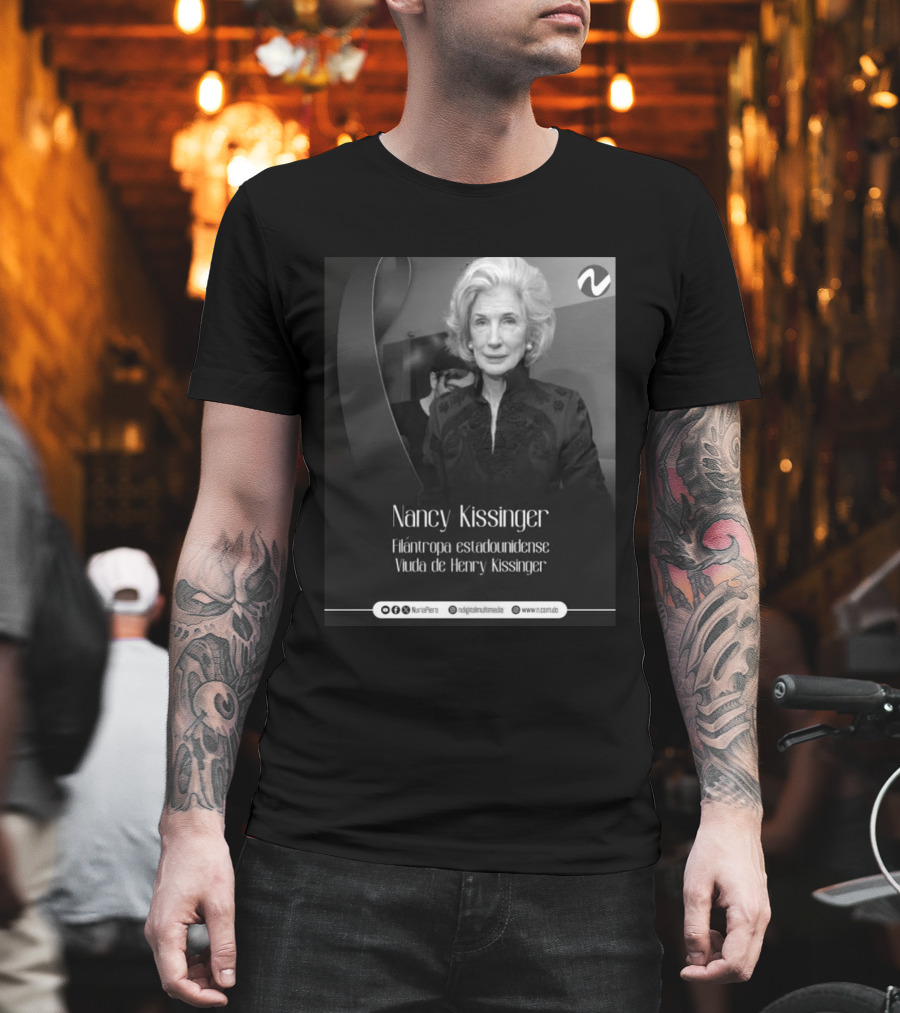 Nancy Kissinger Filántropa Estadounidense Viuda De Henry Kissinger Nuria Piera T-Shirt