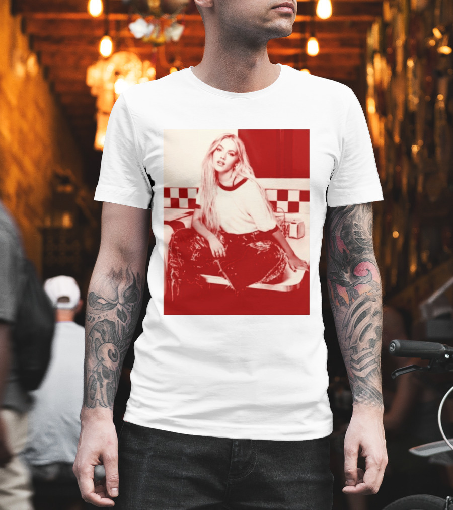 Freya Skye Store Bad Taste Photo Retro Vibe Outfit With Distressed Jeans And Casual Raglan Top In Diner Setting T-Shirt