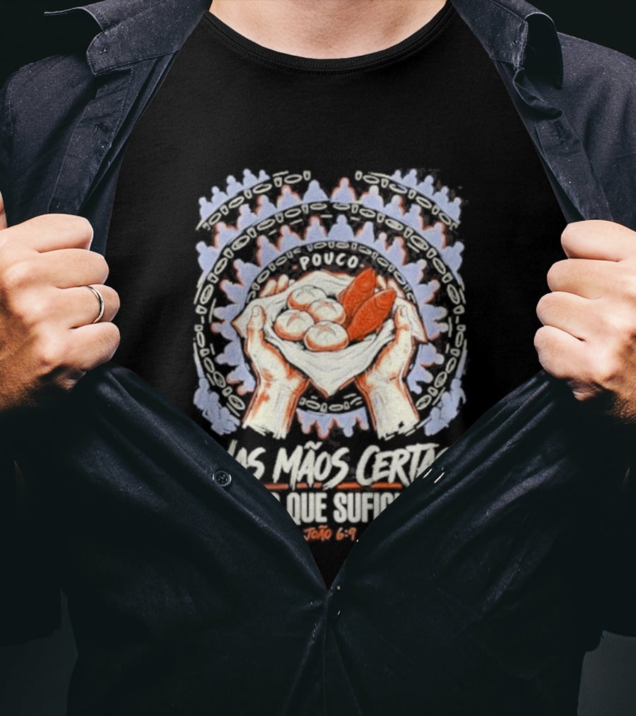 Nas Mãos Certas É Mais Que Suficiente João 6 9 Mãos Segurando Pão E Peixe T-Shirt