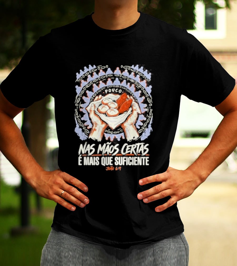 Nas Mãos Certas É Mais Que Suficiente João 6 9 Mãos Segurando Pão E Peixe T-Shirt
