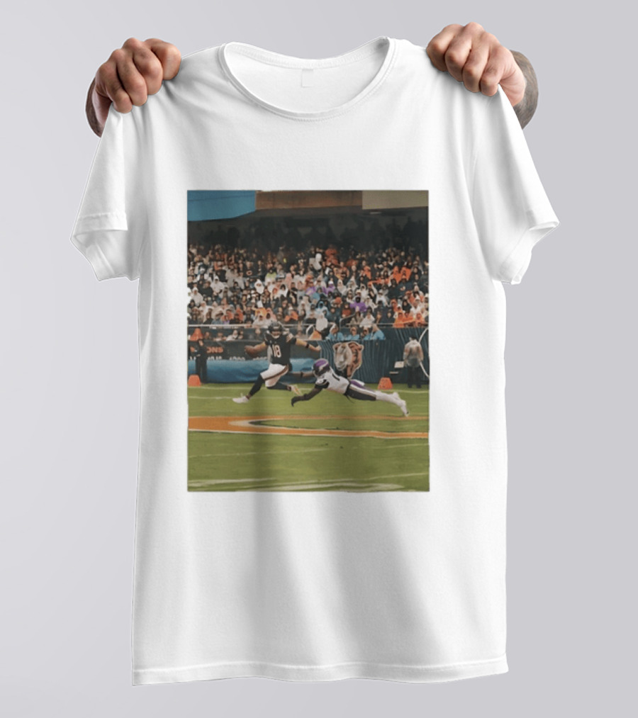 Chicago Bears Vs Minnesota Vikings NFL Game Action Sports Photo T-Shirt