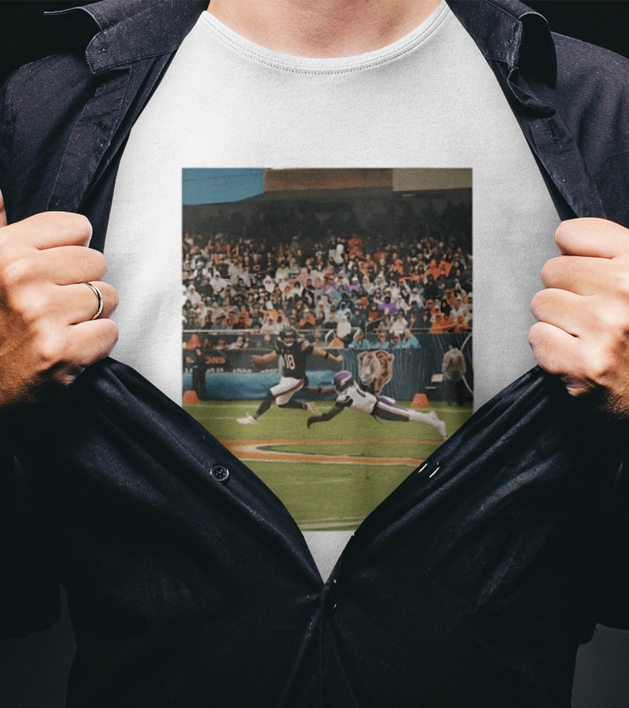 Chicago Bears Vs Minnesota Vikings NFL Game Action Sports Photo T-Shirt