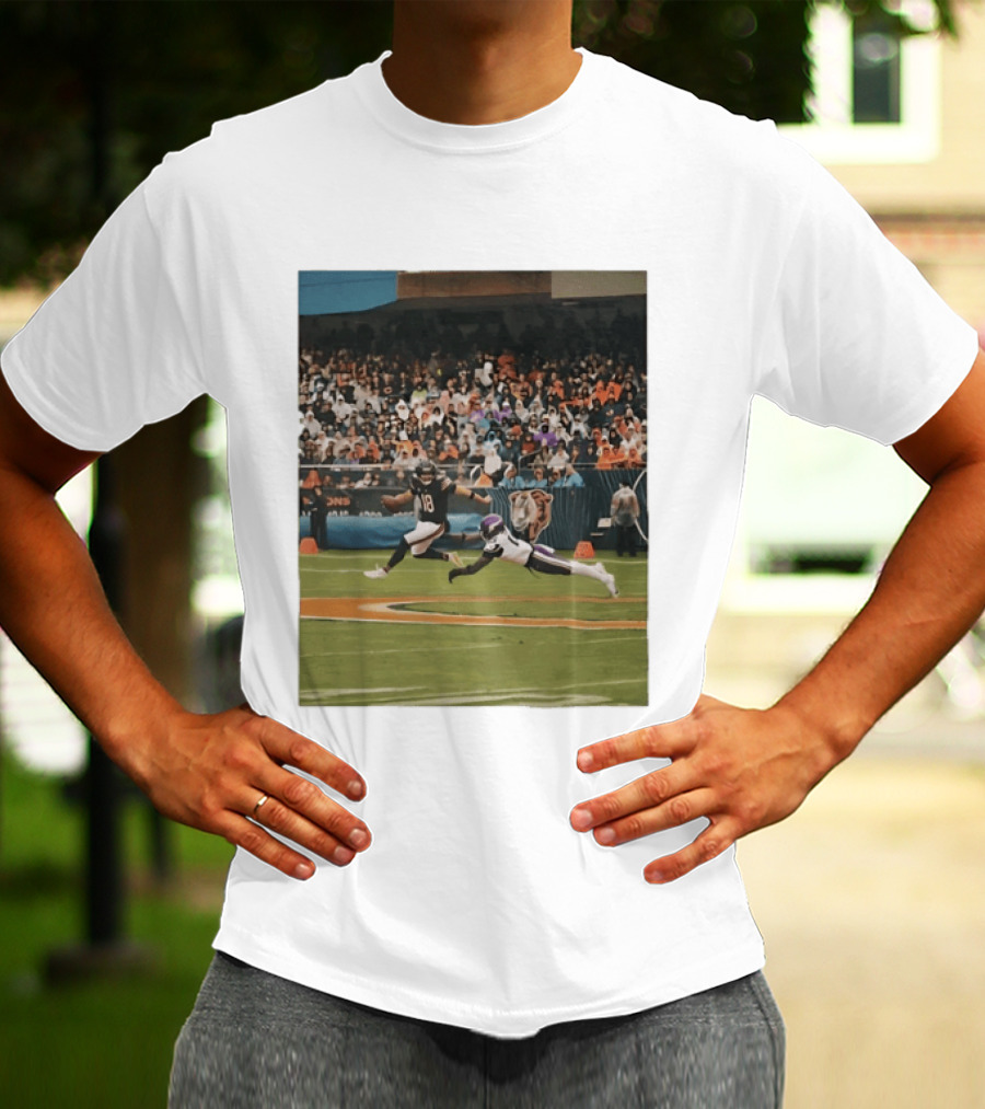 Chicago Bears Vs Minnesota Vikings NFL Game Action Sports Photo T-Shirt