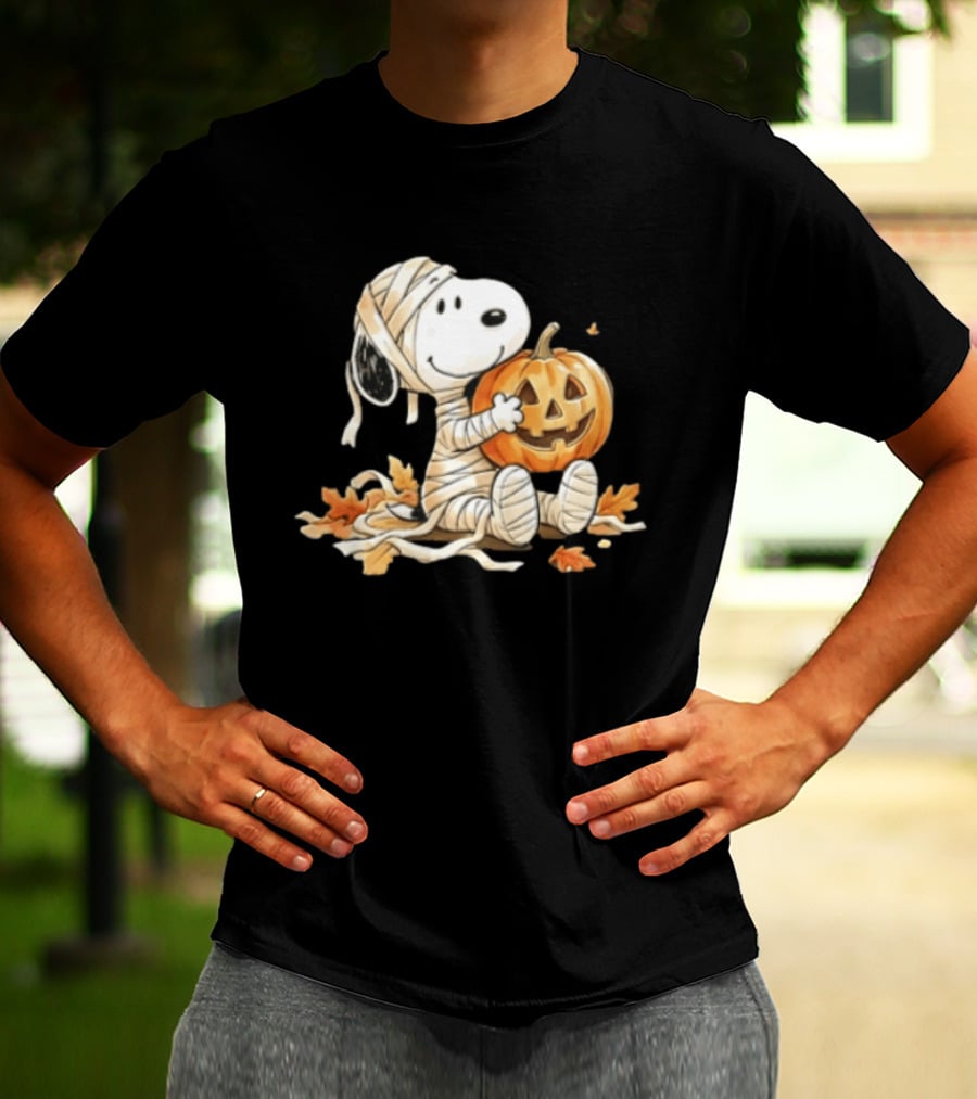 Mummy Snoopy Holding Jack O Lantern Halloween Peanuts Cartoon T-Shirt