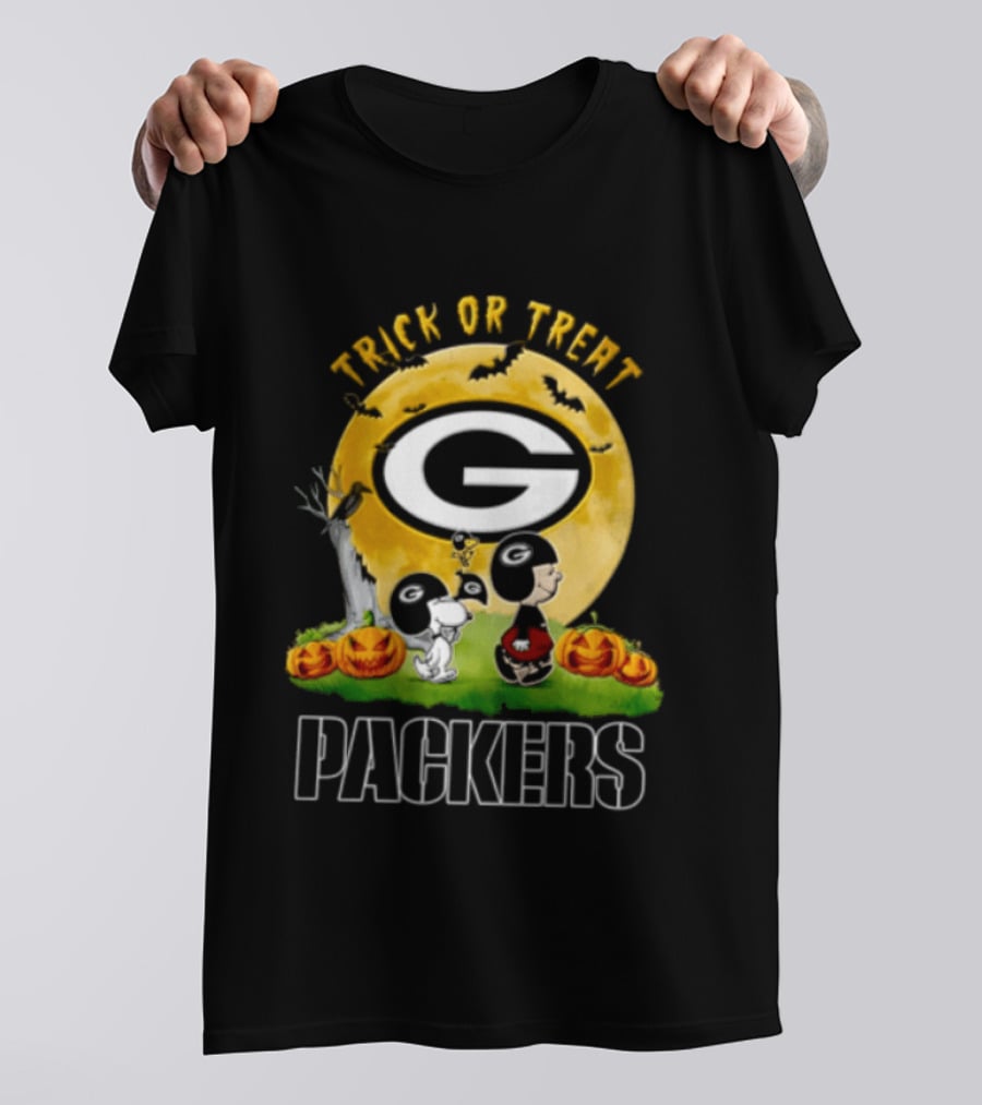 Green Bay Packers Trick Or Treat Charlie Brown Snoopy Pumpkins Moon T-Shirt