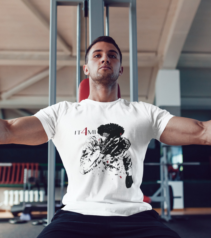IT 4 MI Character Holding Face Visual T-Shirt