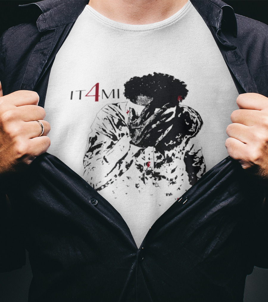IT 4 MI Character Holding Face Visual T-Shirt