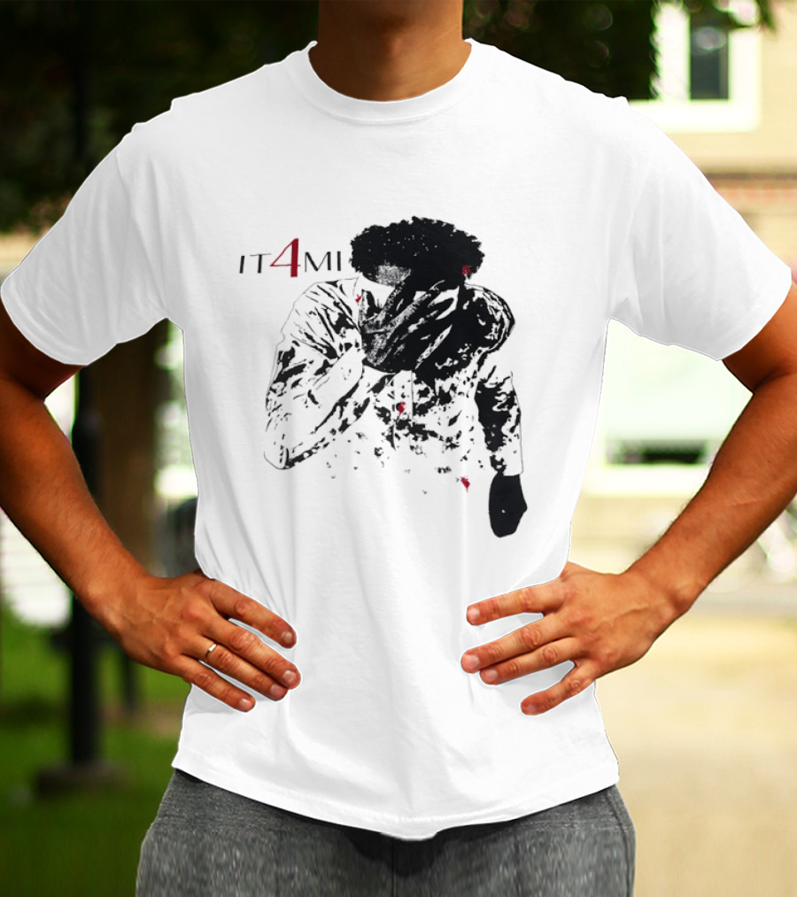 IT 4 MI Character Holding Face Visual T-Shirt
