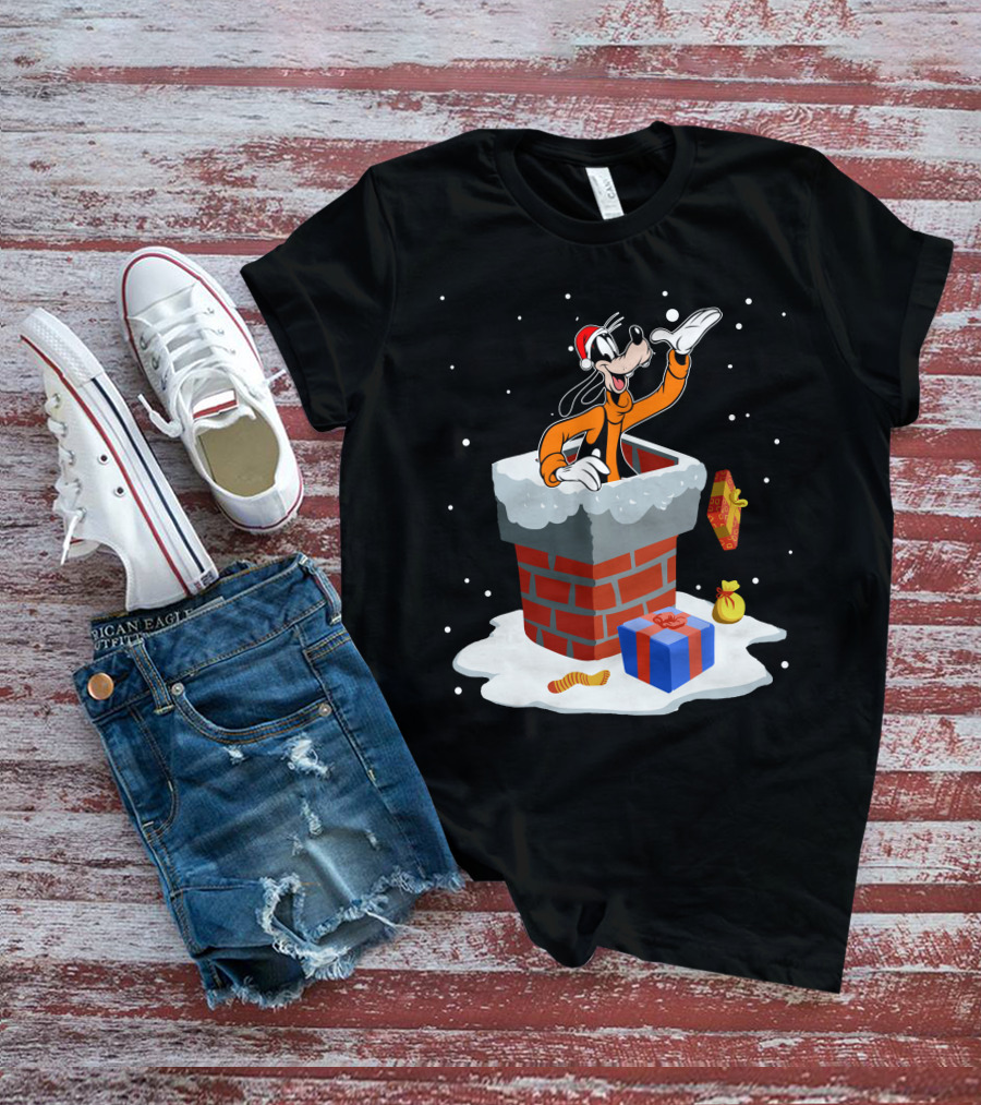 Goofy In Santa Hat Popping Out Of Snowy Chimney With Christmas Gifts T-Shirt