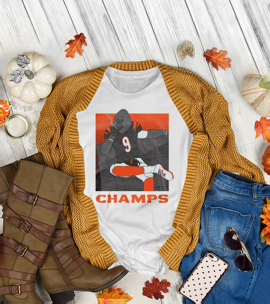 Champs Barstools Big Cat Smoking Gorilla Number 9 Football Player T-Shirt