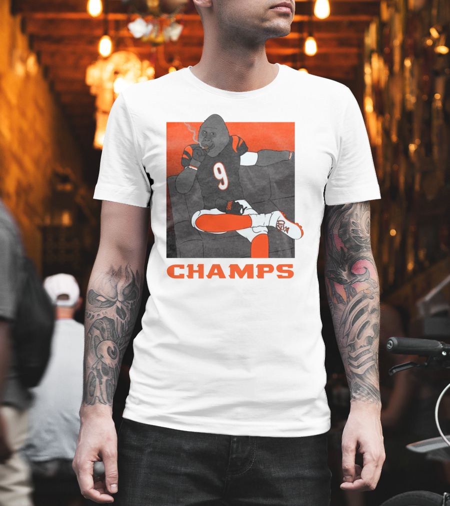 Champs Barstools Big Cat Smoking Gorilla Number 9 Football Player T-Shirt