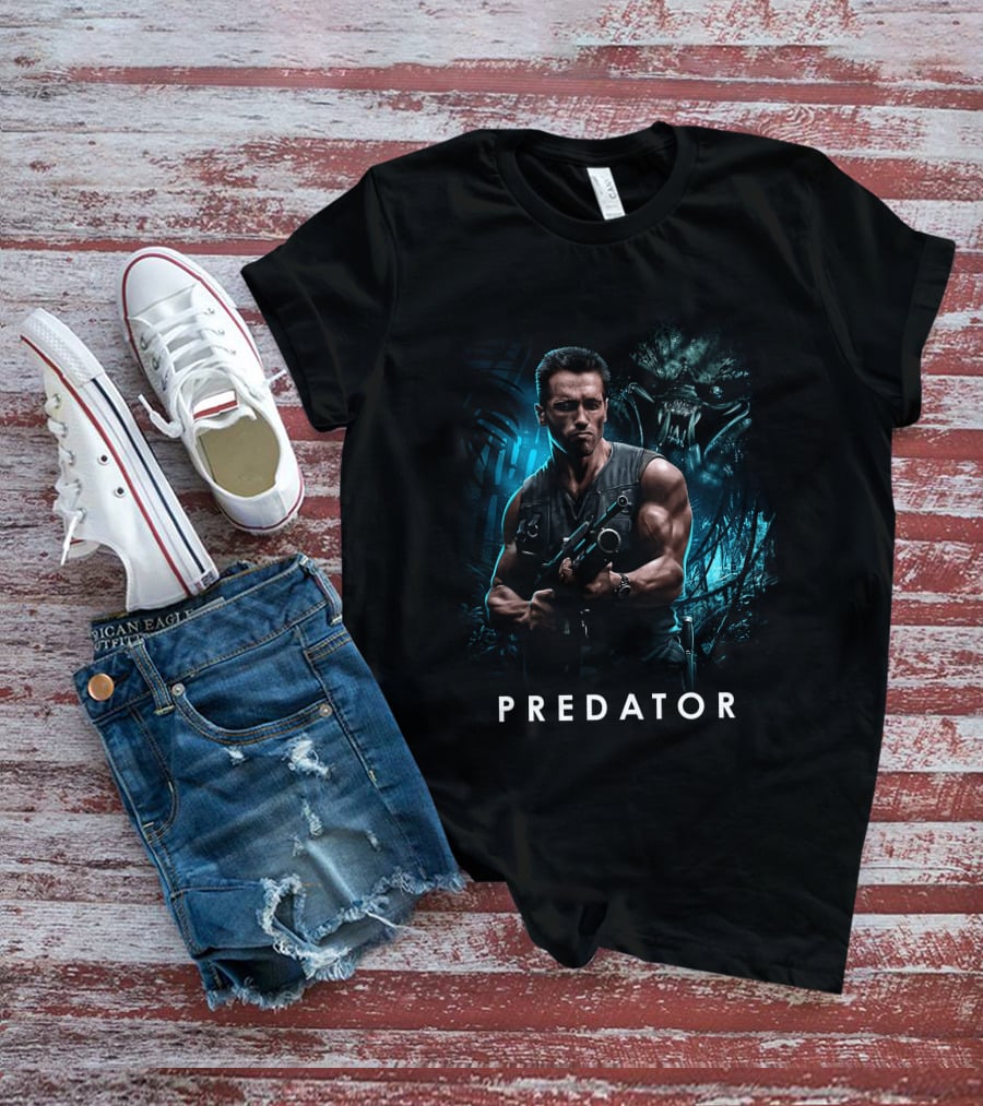 PREDATOR Arnold Schwarzenegger With Alien Hunter Background T-Shirt