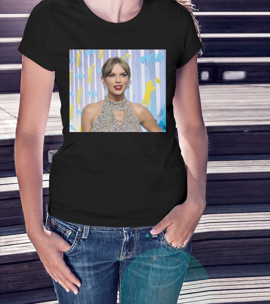Taylor Swift MTV VMA Red Carpet Look With Silver Sequin Dress T-Shirt