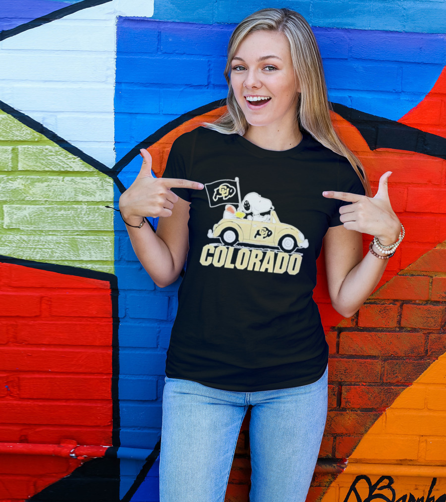 Snoopy And Woodstock Drive Colorado Buffaloes Car With Flag T-Shirt