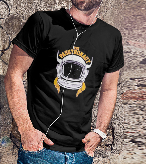 Minnesota Vikings The Passtronaut Astronaut Helmet With Viking Horns T-Shirt