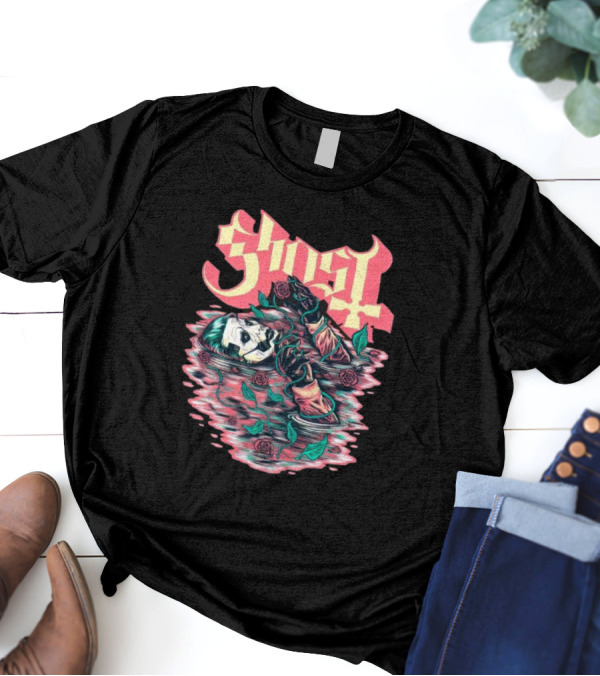 Ghost Pre-Raphaelite Art Nouveau Illustration With Roses T-Shirt